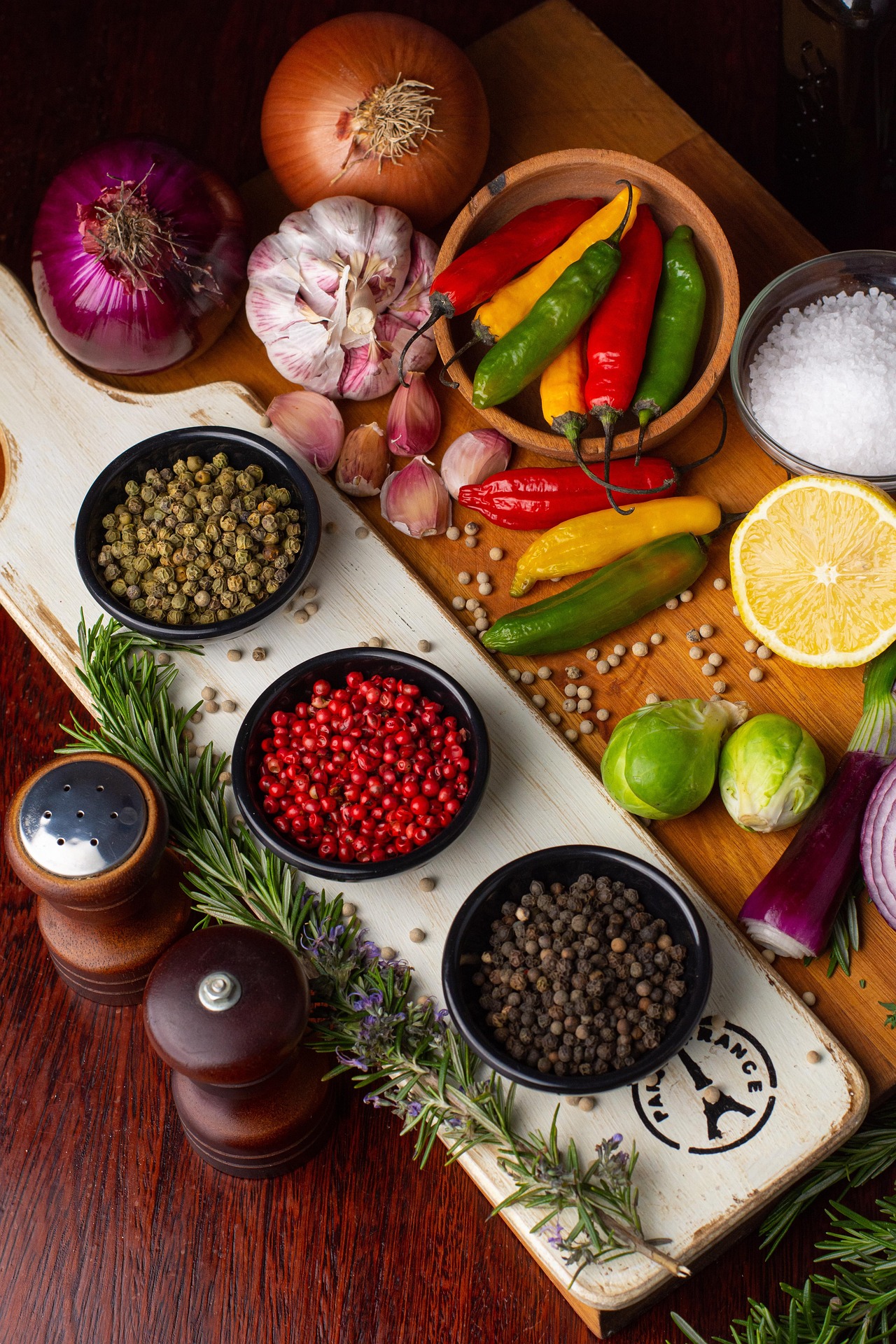 Composition d'aromates — ail, oignons, romarin, poivres colorés