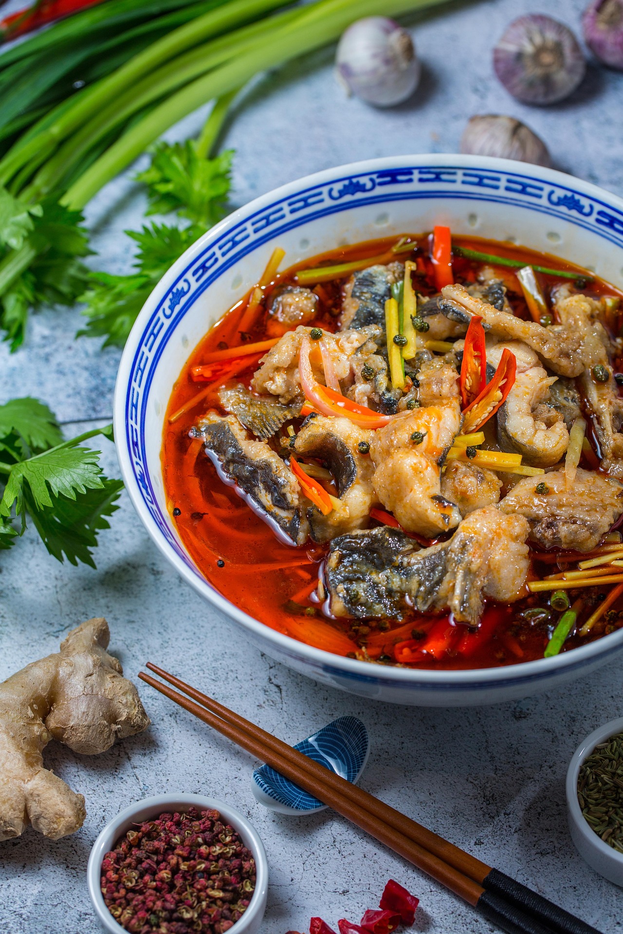 Plat traditionnel chinois de poisson au poivre du Sichuan dans bol bleu et blanc